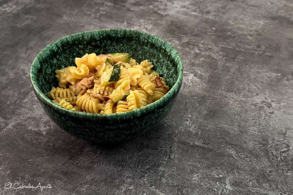 Pasta con calabacín y bacon